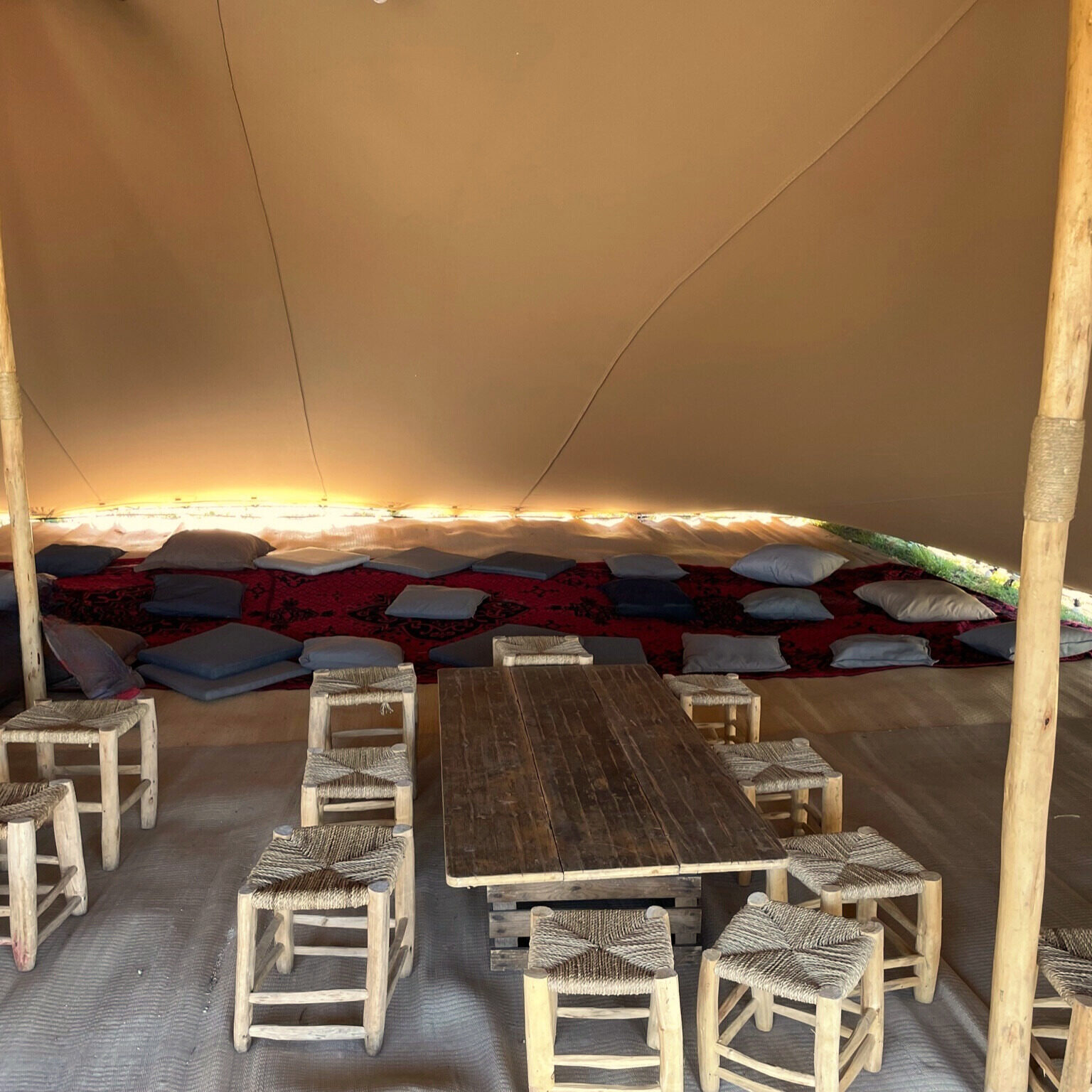 Location mobilier, table basse champêtre, tabouret en paille pour vos événements et mariages dans le Gard et l'Hérault