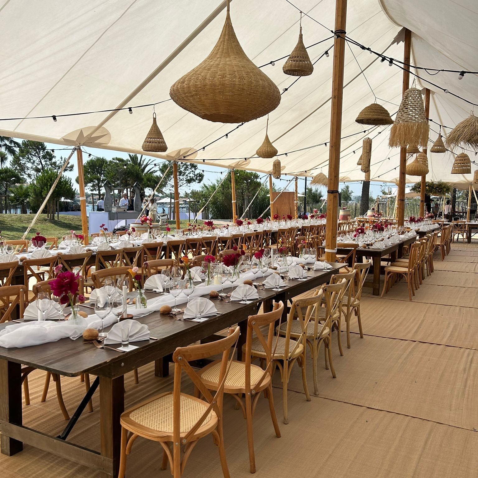Location tente, mobilier et décoration suspension naturelle pour vos évènements et mariages dans le Gard et l'Hérault
