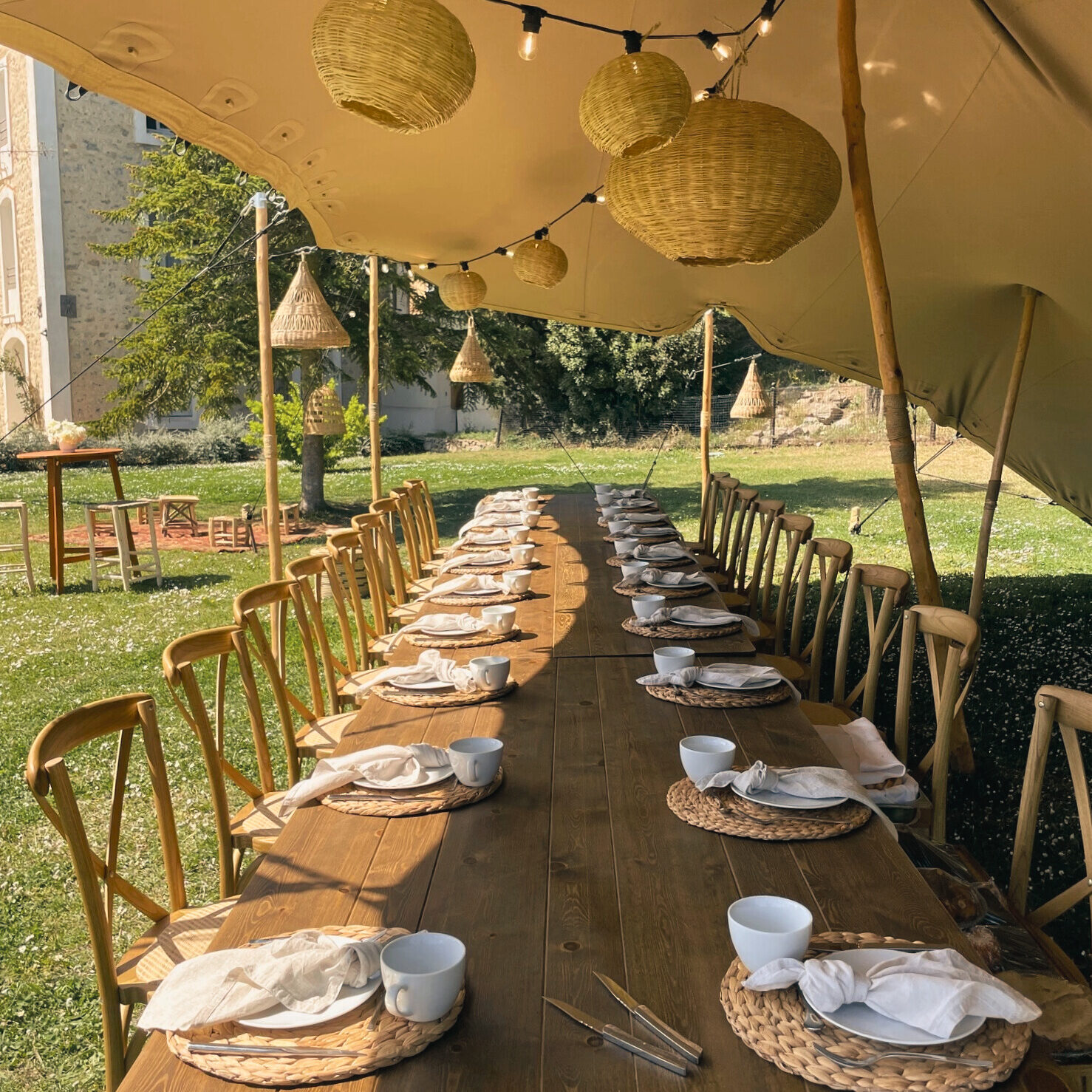 Location tente, mobilier et décoration suspension naturelle pour vos évènements et mariages dans le Gard et l'Hérault