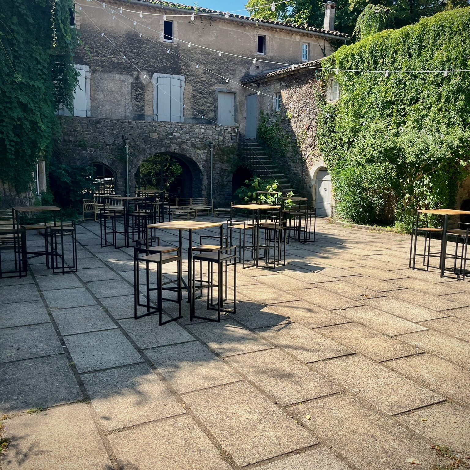 Location mange-debout noir pour événements et mariages dans l’Hérault et le Gard